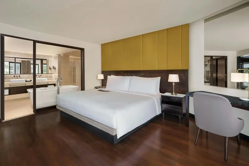 Une chambre spacieuse avec un grand lit et une baignoire.