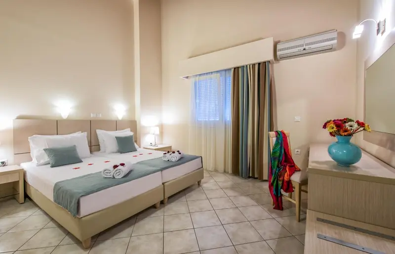 Une chambre lumineuse avec un lit double et une décoration florale.
