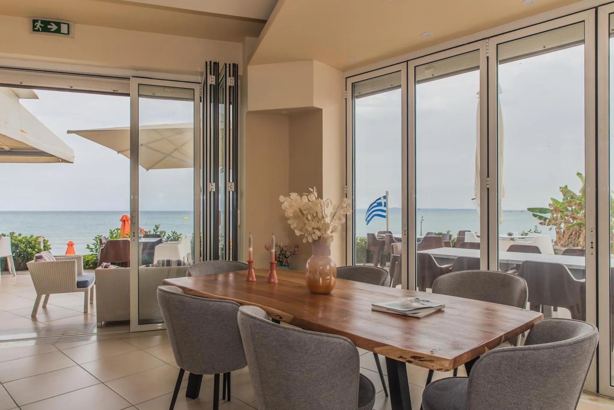Une table à manger est mise en valeur dans un espace lumineux avec vue sur la mer.