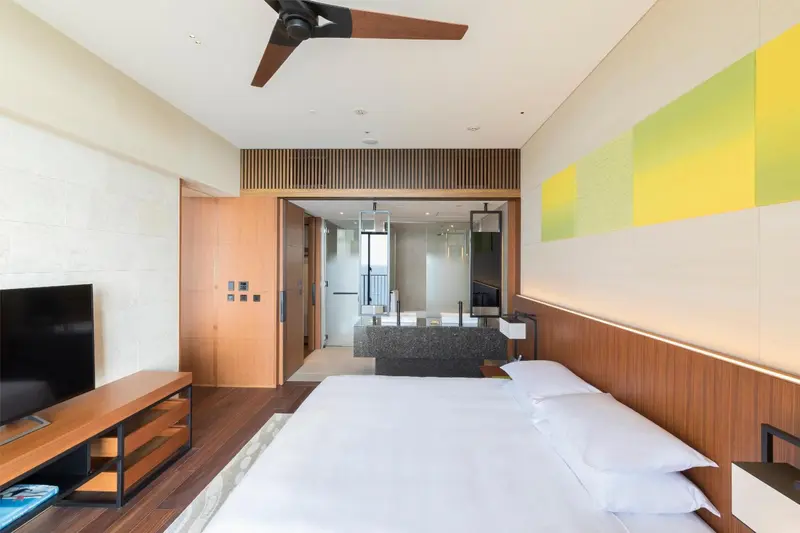 Une chambre lumineuse avec un grand lit et un espace détente.