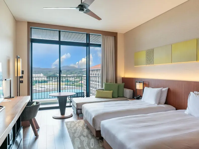 Chambre lumineuse avec vue sur la mer et les montagnes.