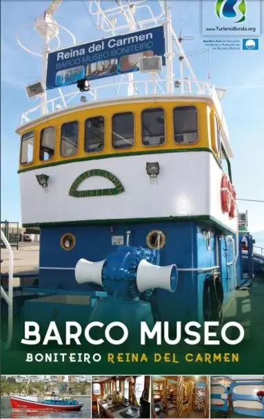 Bateau amarré au port avec une superstructure jaune et blanche.