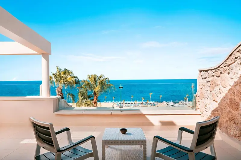Terrasse avec mobilier d'extérieur donnant sur la mer.