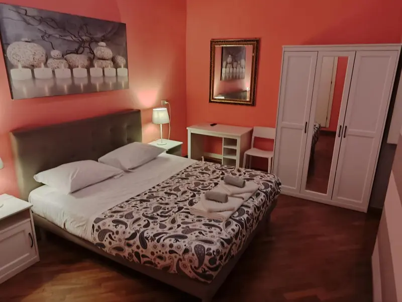 Une chambre à coucher avec un lit double et un bureau.