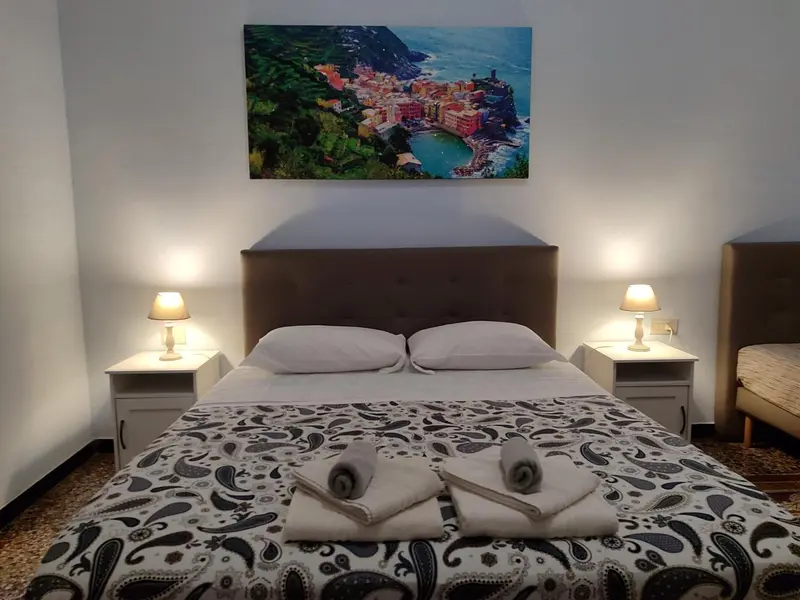 Une chambre avec un grand lit recouvert d'une couette et de coussins.