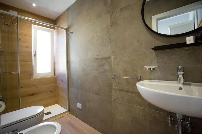 Une salle de bain moderne avec douche à l'italienne et lavabo.