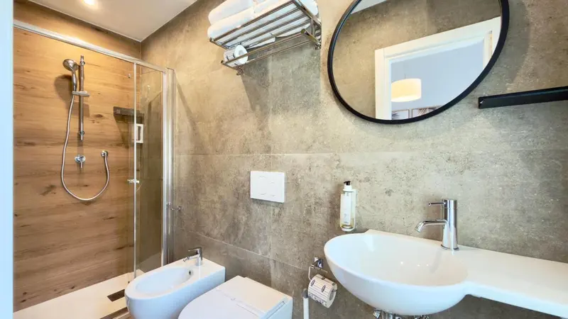 Une salle de bain moderne avec douche à l'italienne et lavabo.