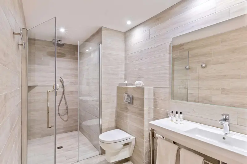 Une salle de bain moderne avec douche à l'italienne et lavabo.