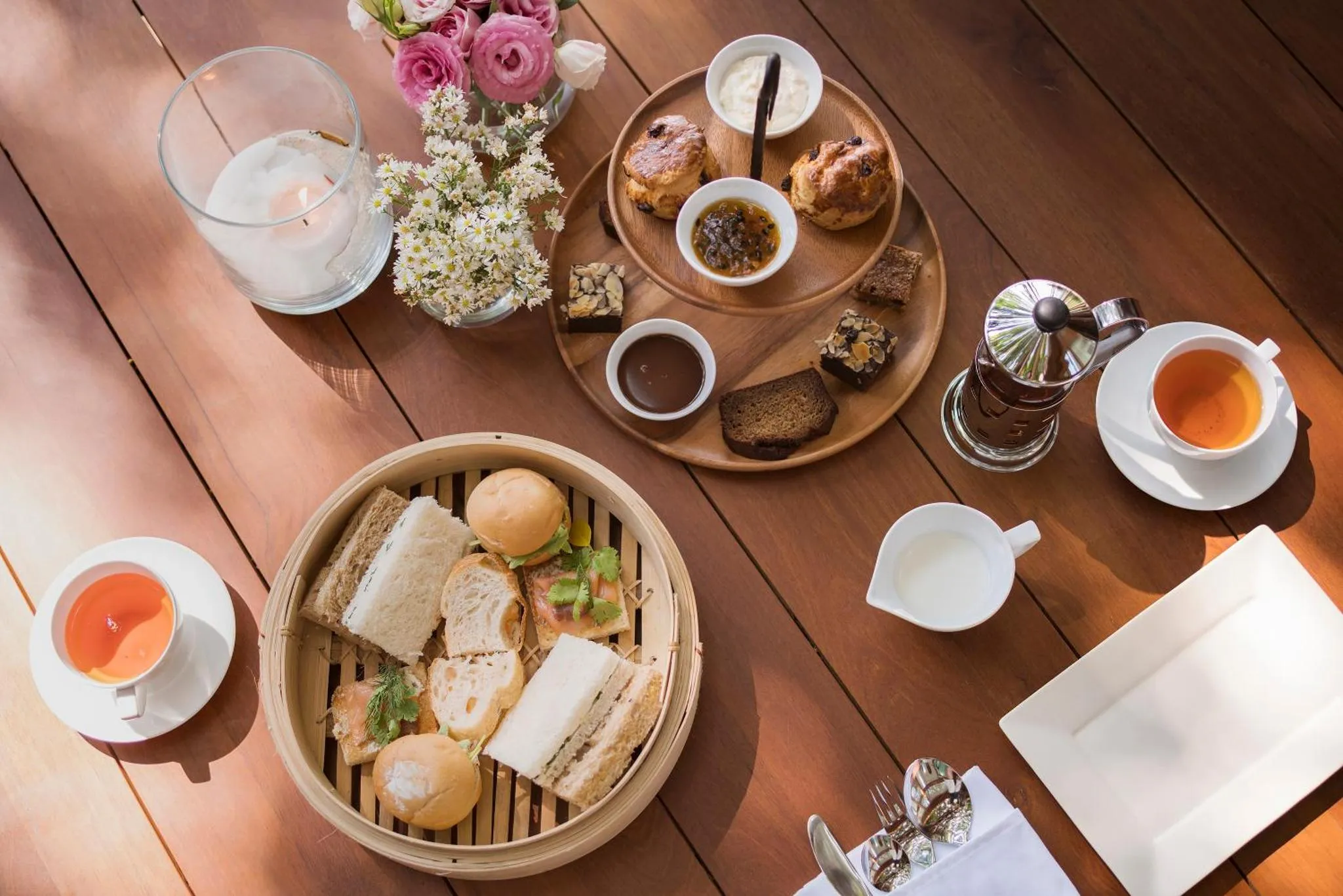 Une table en bois présente une sélection de mets et de boissons.