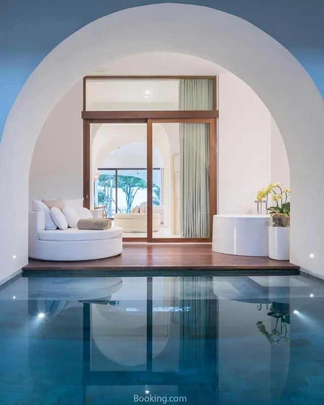 Un salon lumineux s'ouvre sur une terrasse avec vue sur la mer.