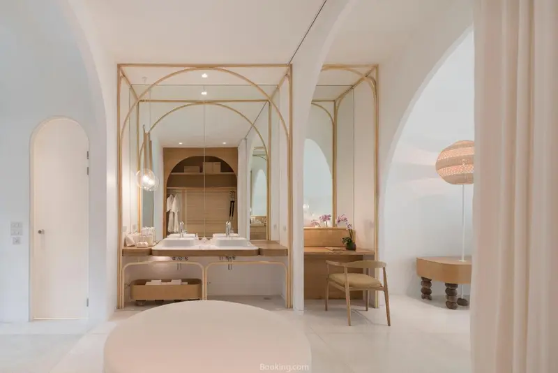 Intérieur lumineux avec mobilier en bois et miroirs décoratifs.