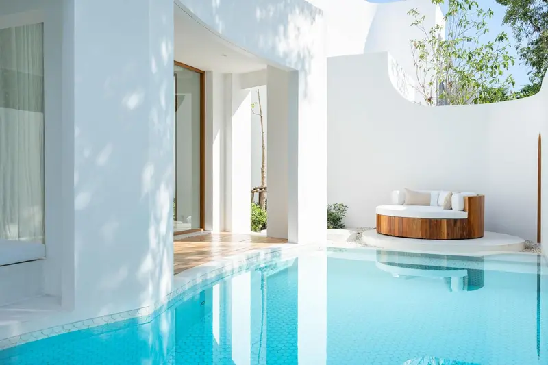 Une vue d'ensemble d'un établissement avec des bâtiments et une piscine.