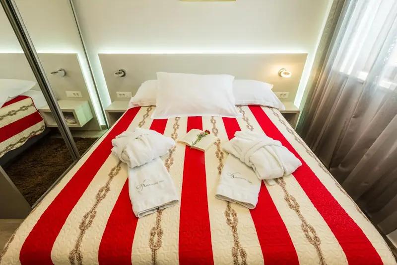 Lit double préparé avec soin dans une chambre d'hôtel.