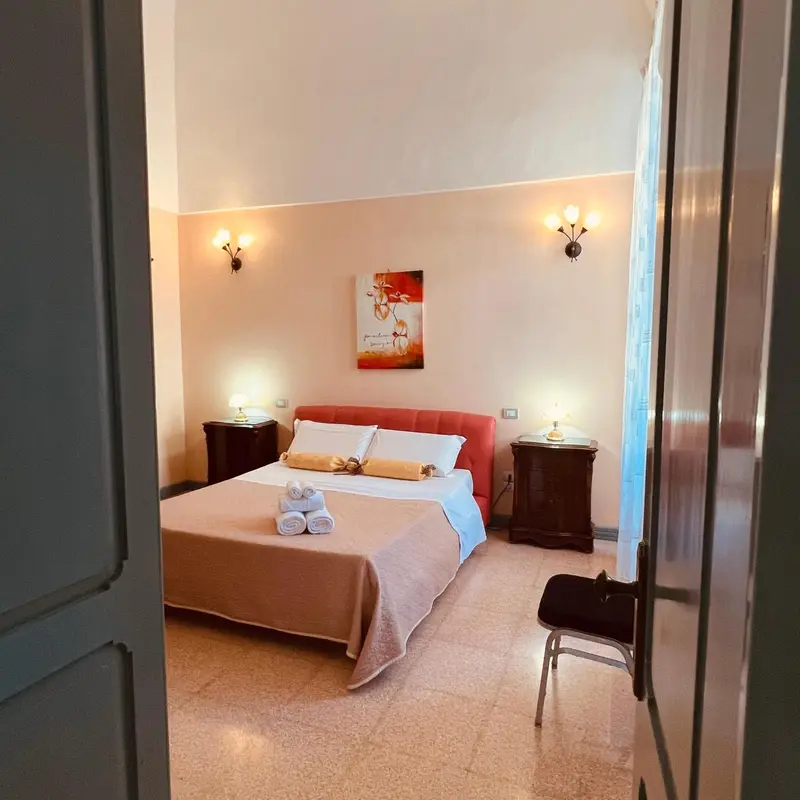 Une chambre lumineuse avec un grand lit et des tables de chevet.