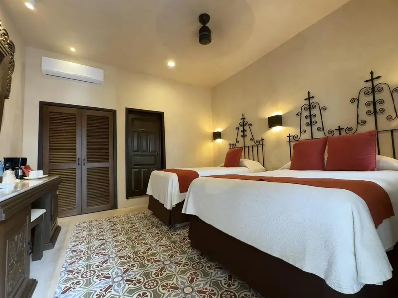 Une chambre lumineuse avec deux lits simples et une décoration soignée.