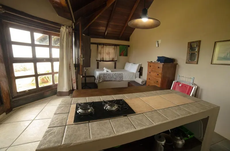 Une chambre avec un coin cuisine et vue sur l'extérieur.