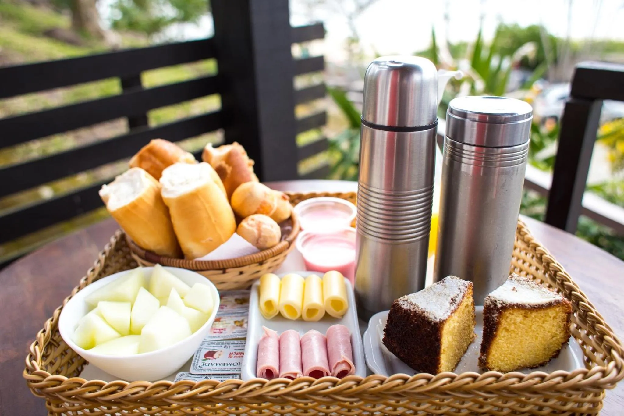 Un plateau de petit-déjeuner avec des viennoiseries, des fruits et des boissons.