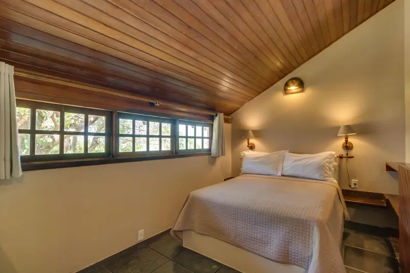 Une chambre lumineuse avec un lit simple et une fenêtre.