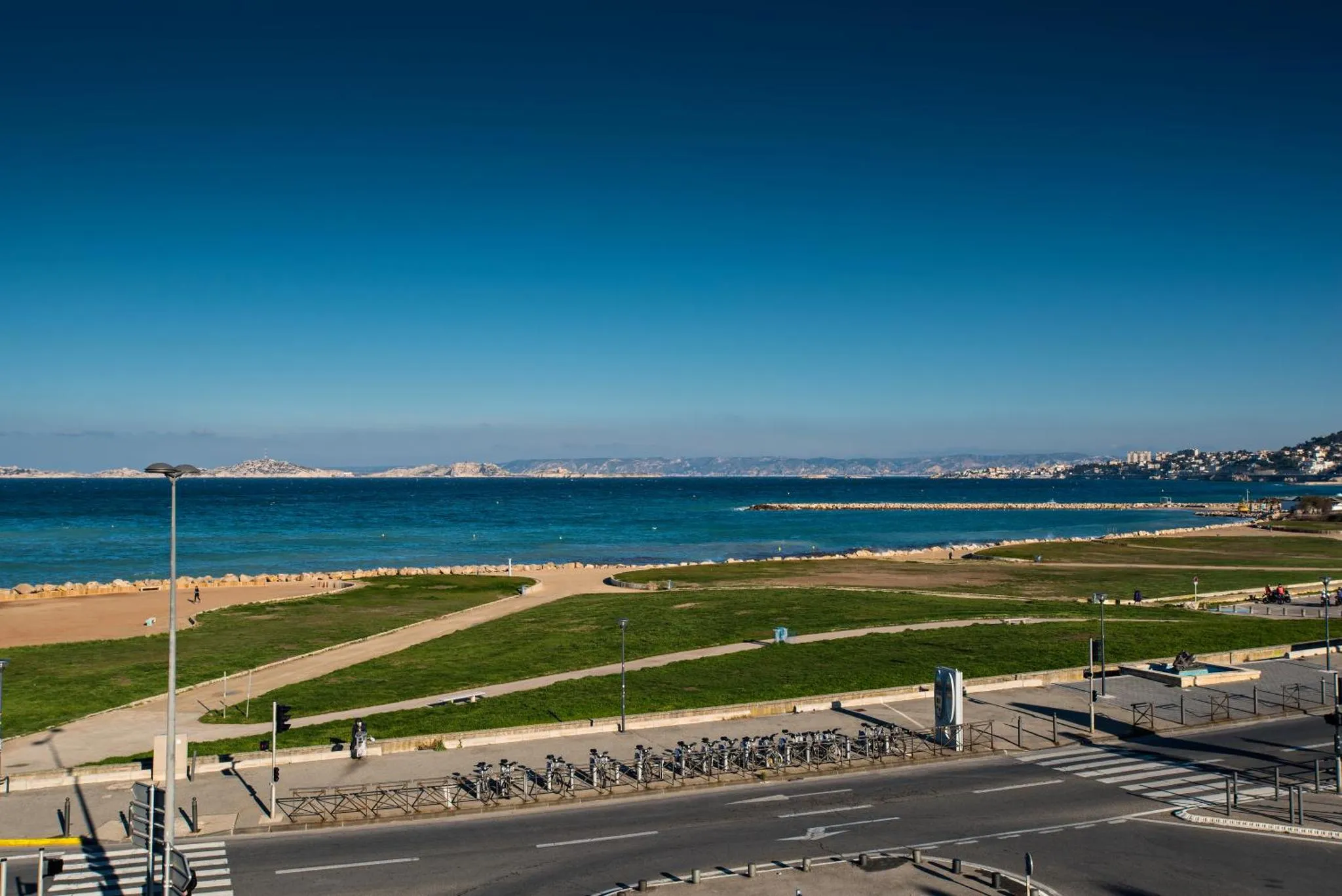Vue sur la mer et la côte depuis un balcon.