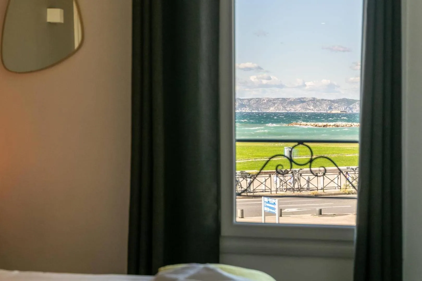 Vue sur la mer depuis une chambre d'hôtel.