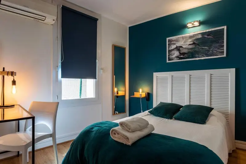 Une chambre à coucher avec un lit double et un bureau.