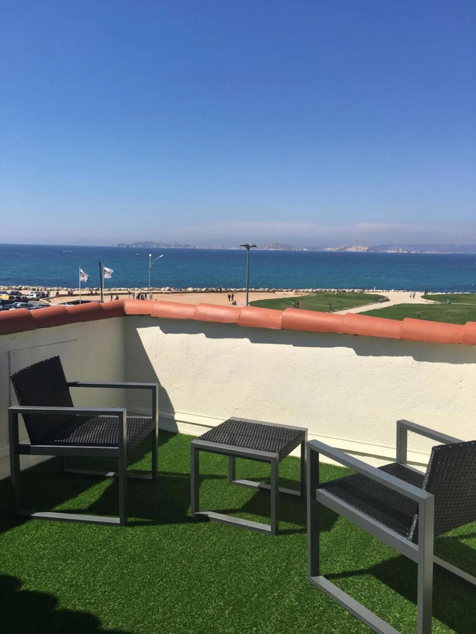 Terrasse avec mobilier d'extérieur donnant sur la mer.
