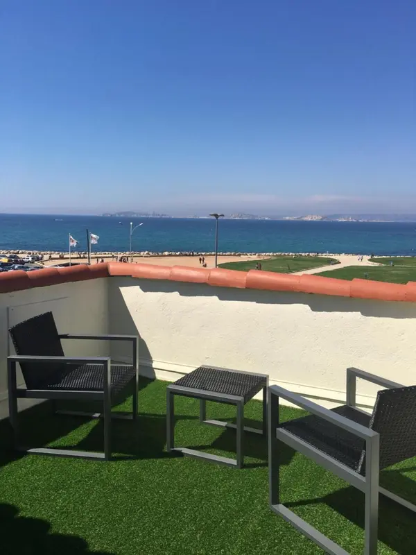 Terrasse avec mobilier d'extérieur donnant sur la mer.