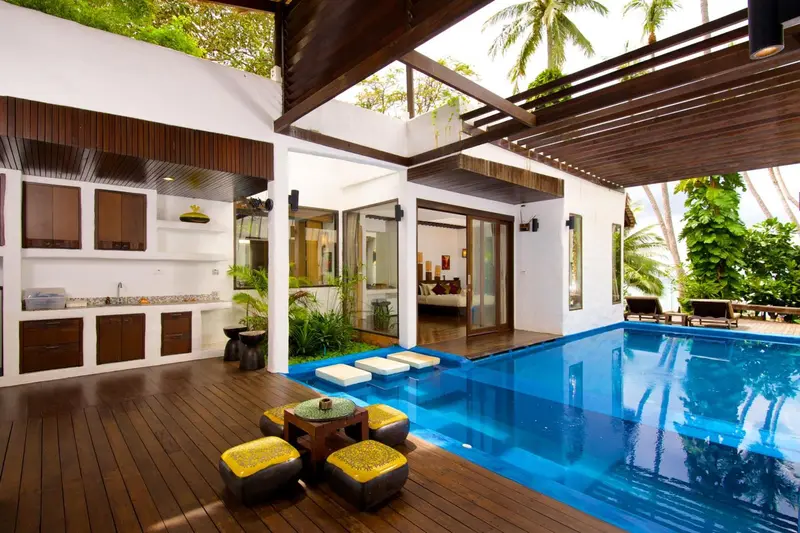 Terrasse avec piscine et mobilier d'extérieur.