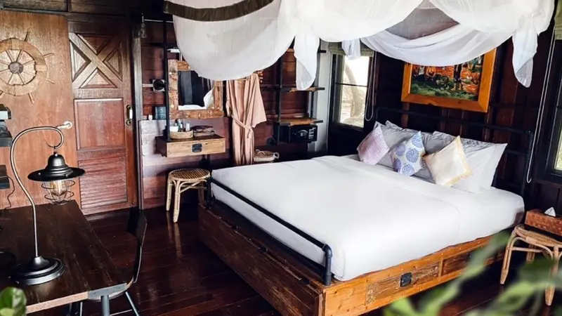 Une chambre à coucher avec un lit à baldaquin et un mobilier en bois.