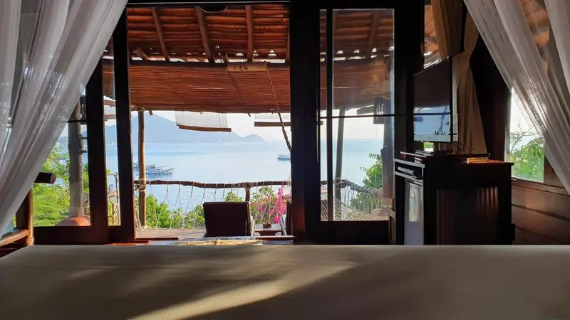Une chambre avec vue sur la mer et les montagnes.