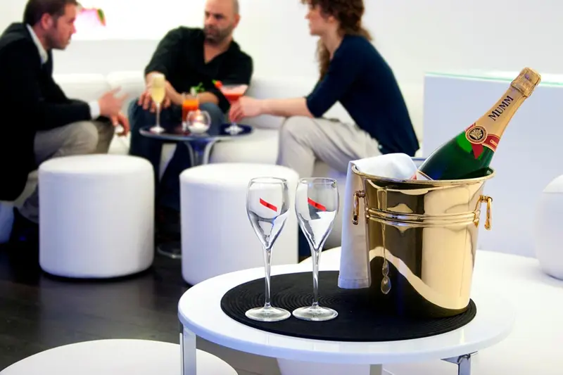 Des convives sont assis autour de tables basses avec des boissons.