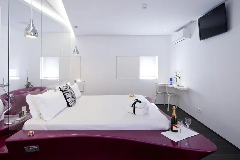 Chambre moderne avec un grand lit et un jacuzzi.