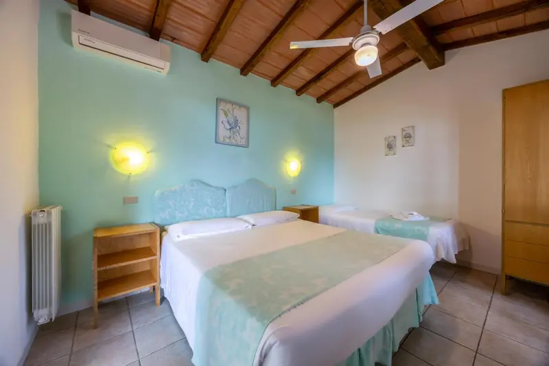 Une chambre lumineuse avec deux lits simples et une décoration marine.