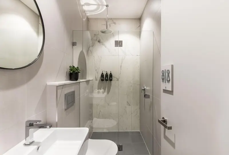 Une salle de bain moderne avec douche à l'italienne et lavabo.