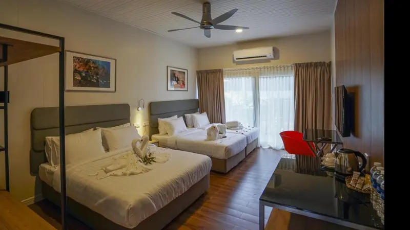 Une chambre lumineuse avec deux lits et une décoration florale.