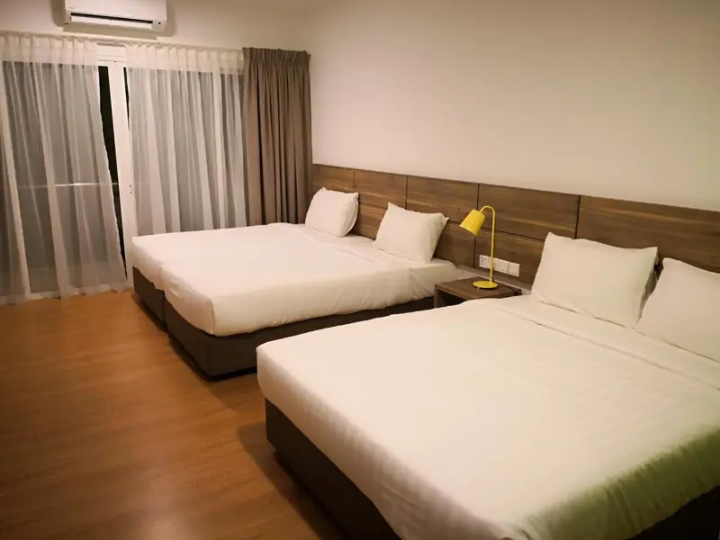 Chambre avec deux lits simples et une décoration sobre.