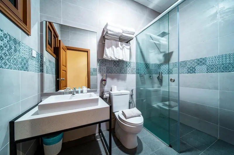 Une salle de bain moderne avec douche à l'italienne et carrelage décoratif.