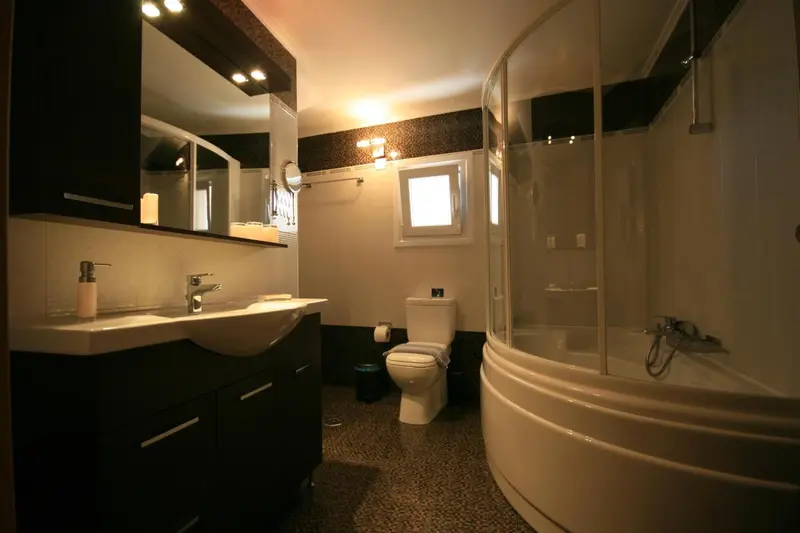 Une salle de bain moderne avec douche et baignoire.
