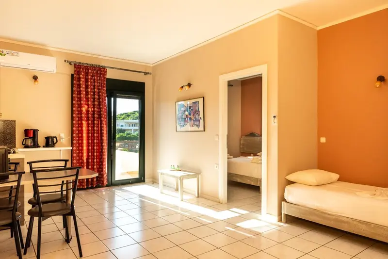 Espace de vie lumineux avec coin repas et chambre attenante.