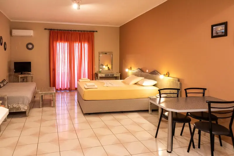 Une chambre lumineuse avec un coin repas et un canapé.