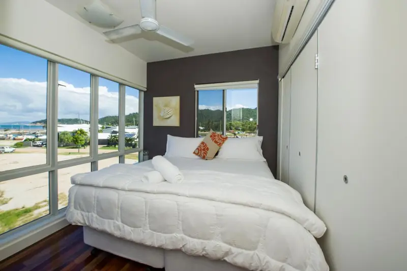 Une chambre lumineuse avec un grand lit et une vue sur la mer.