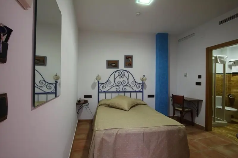 Une chambre à coucher avec un lit double et une décoration sobre.