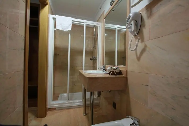 Une salle de bain avec douche à l'italienne et lavabo.