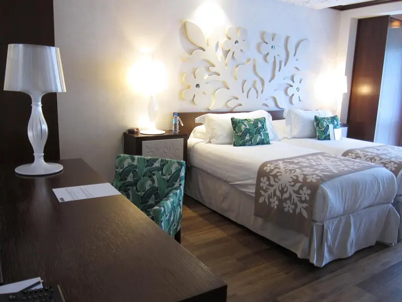 Une chambre d'hôtel avec un grand lit et une décoration florale.