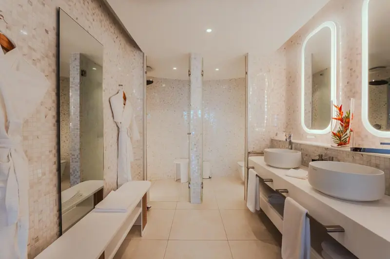 Une salle de bain moderne avec douche à l'italienne et double vasque.