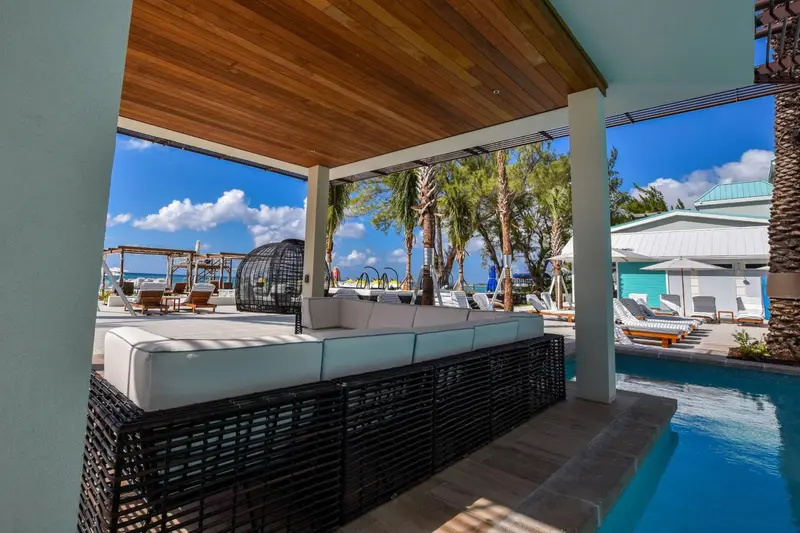 Espace de détente extérieur avec mobilier confortable et vue sur la végétation tropicale.