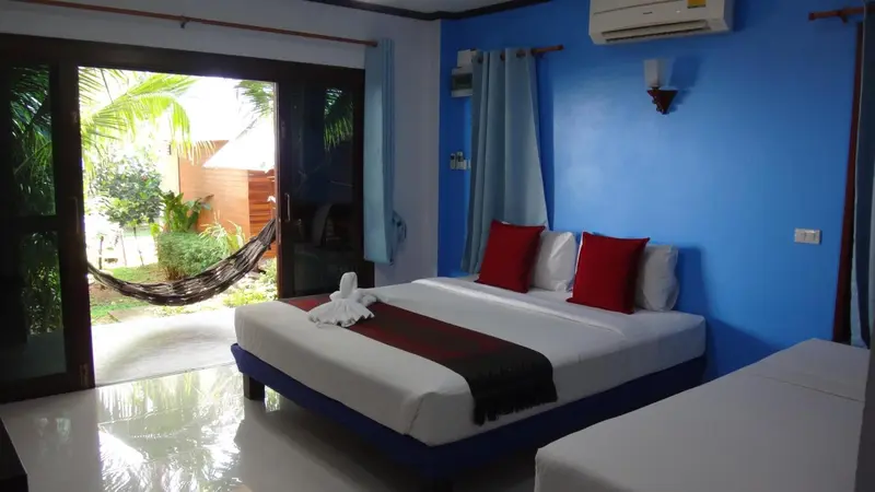 Une chambre lumineuse avec un grand lit et un accès à une terrasse.