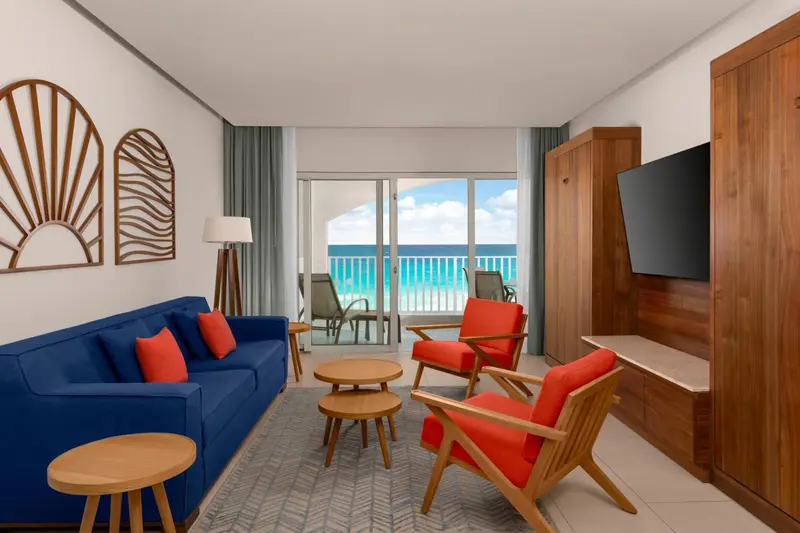Espace de détente intérieur avec canapés et vue sur la mer.