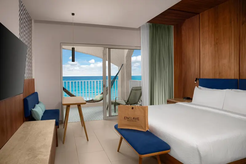 Chambre lumineuse avec vue sur la mer et balcon aménagé.
