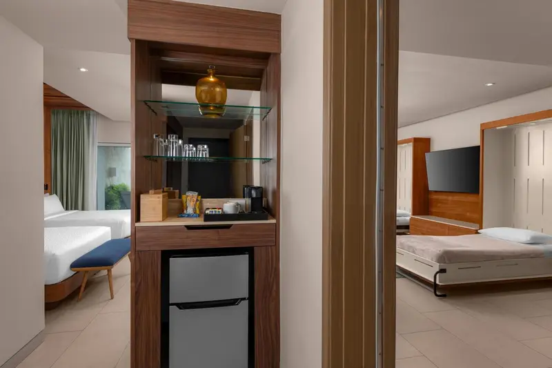 Un espace kitchenette avec une machine à café et un mini-réfrigérateur dans une chambre d'hôtel.